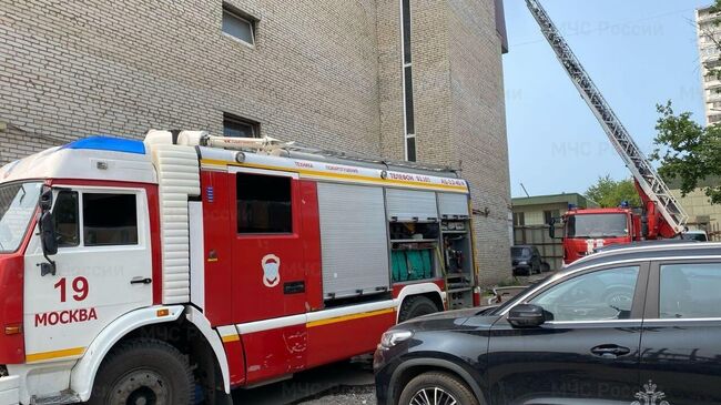 Место пожара на многоярусной парковки на севере Москвы