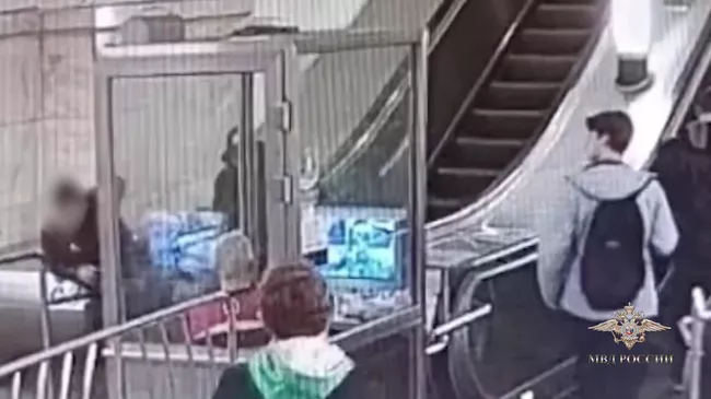 Драка на станции метро Парк Культуры в Москве 