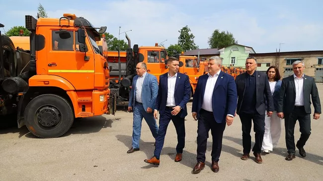Новгородская область получила в подарок от правительства Москвы 30 дорожно-уборочных машин