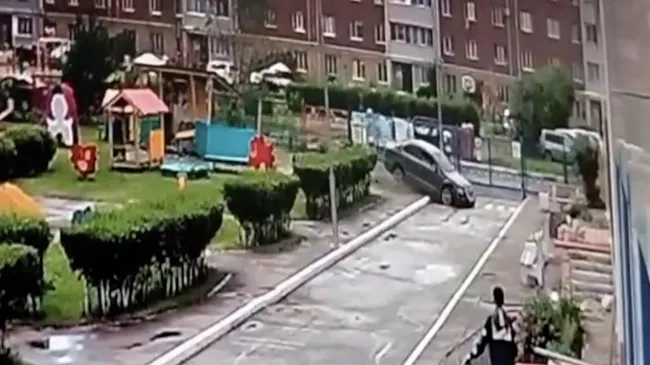 Автомобиль протаранил ограждение детского сада в селе Троицкое Омской области