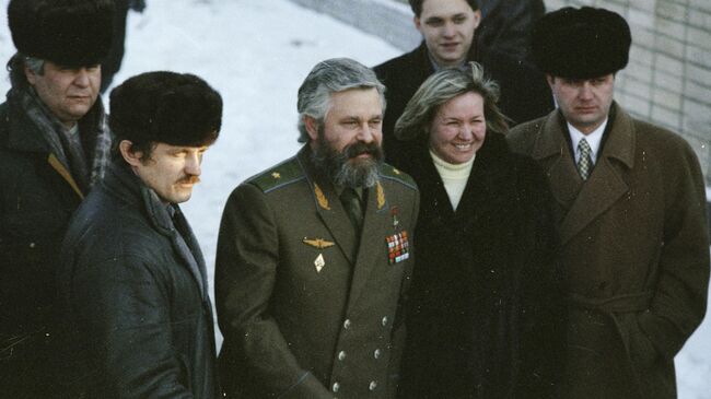 Александр Руцкой покидает территорию Лефортовской тюрьмы