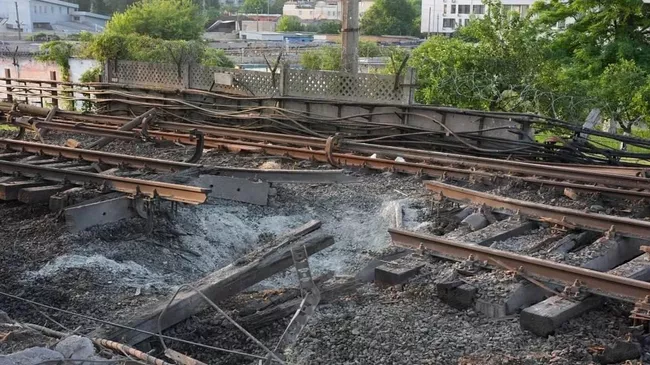 Поврежденные железнодорожные пути в Киеве