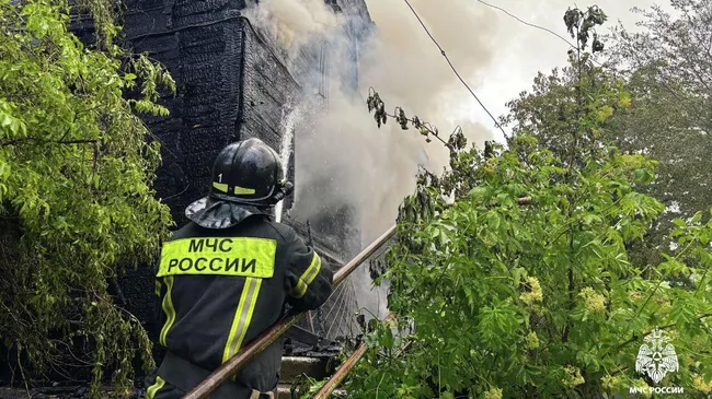 Сотрудник МЧС ликвидирует пожар во Владивостоке
