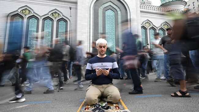 Верующий на празднике Курбан-байрам в Московской соборной мечети