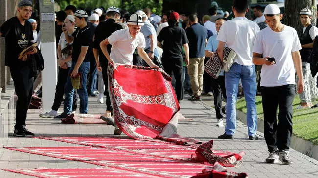 Верующие на празднике Курбан-байрам в мечети им. Абу Бакра ас-Сыддыка в Бишкеке Верующие на празднике Курбан-байрам в мечети им. Абу Бакра ас-Сыддыка в Бишкеке
