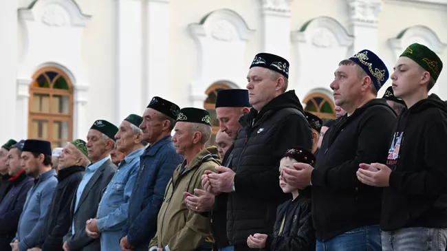 Верующие на празднике Курбан-байрам у мечети аль-Марджани в Старо-Татарской слободе Казани Верующие на празднике Курбан-байрам у мечети аль-Марджани в Старо-Татарской слободе Казани