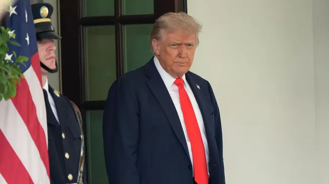 Президент США Дональд Трамп перед встречей с канцлером Германии Фридрихом Мерцем в Вашингтоне. 5 июня 2025