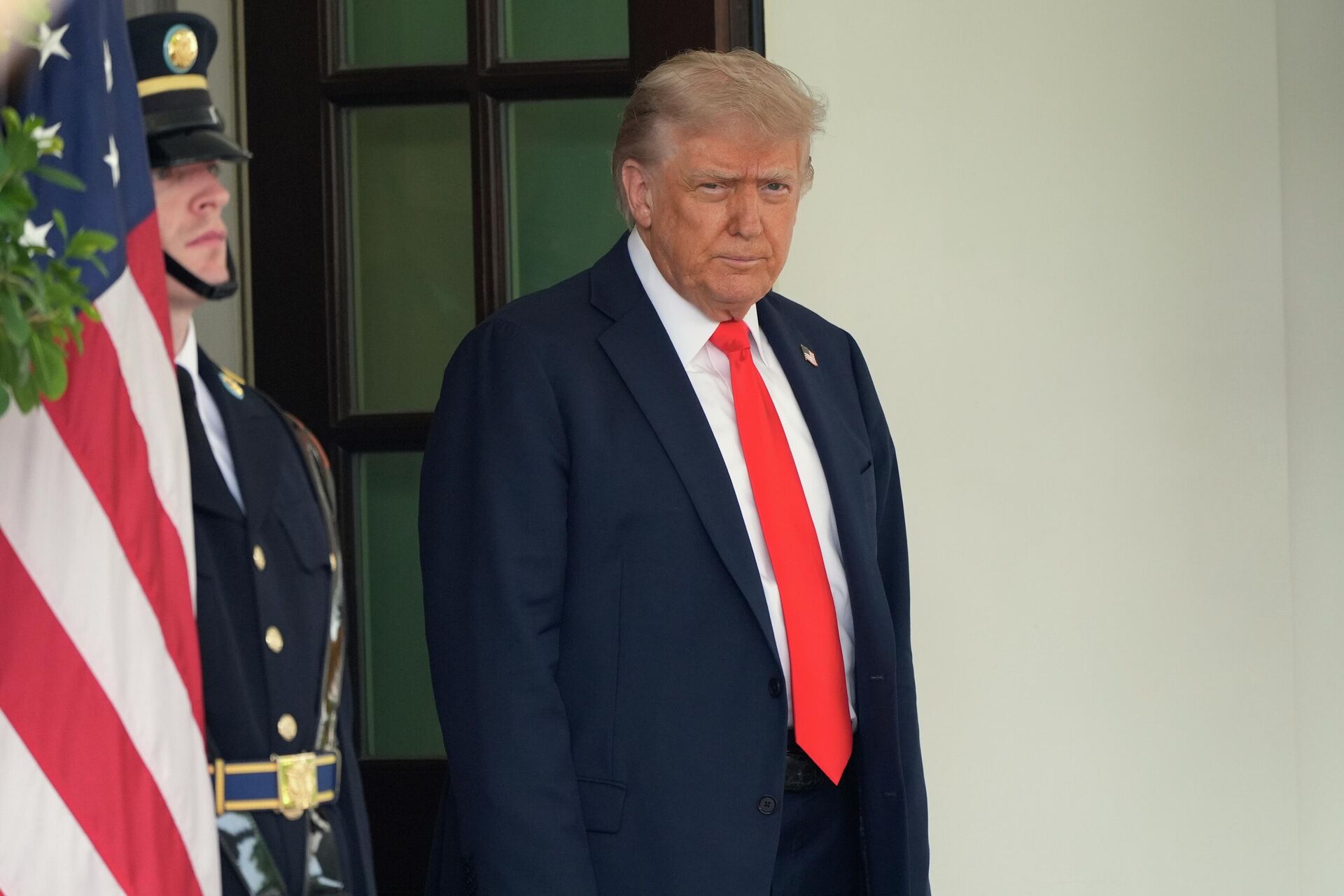 Президент США Дональд Трамп перед встречей с канцлером Германии Фридрихом Мерцем в Вашингтоне Президент США Дональд Трамп перед встречей с канцлером Германии Фридрихом Мерцем в Вашингтоне - РИА Новости, 1920, 18.06.2025