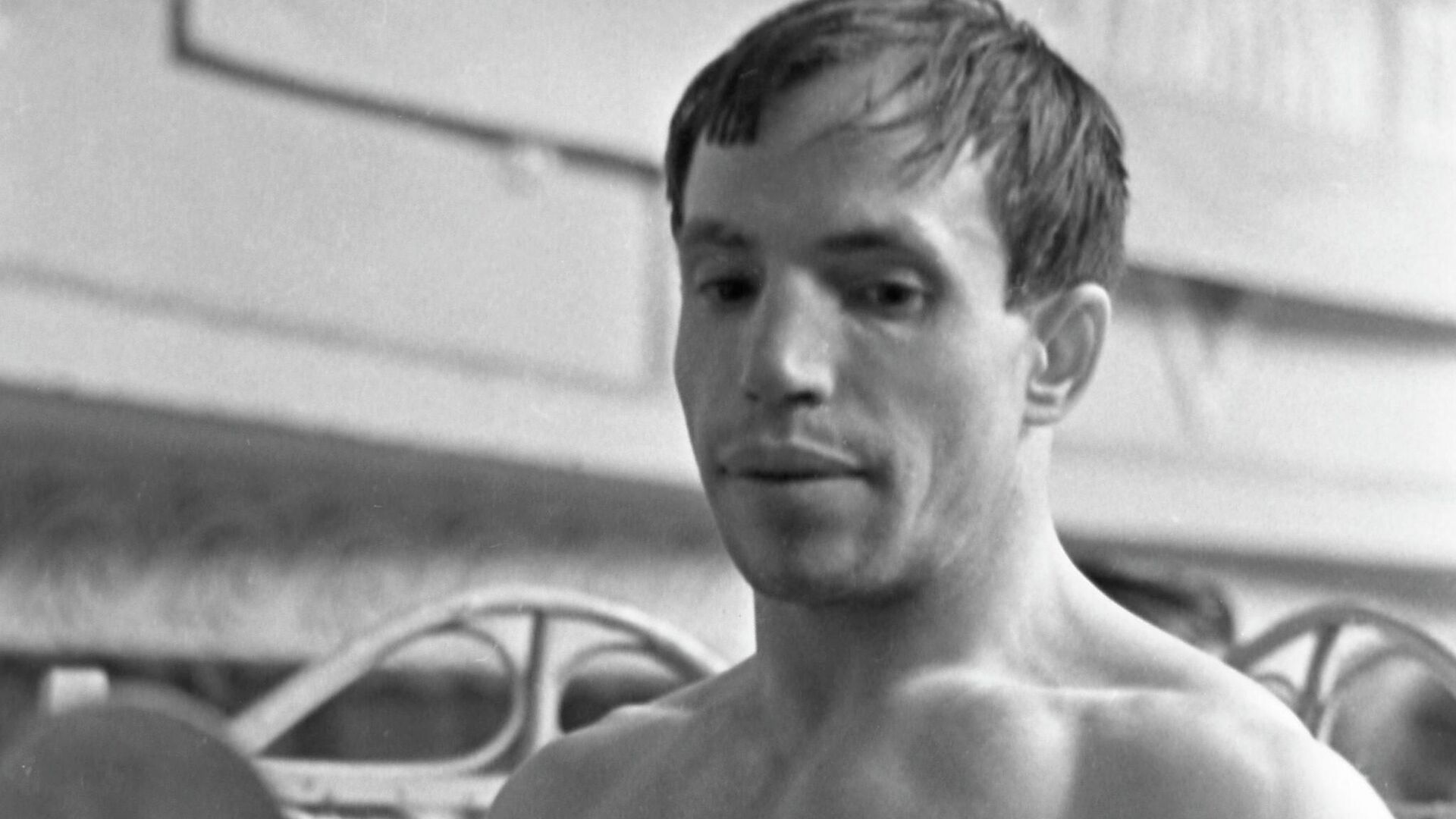 39-й чемпионат СССР по тяжёлой атлетике в Киеве. 15 - 19 июля 1964 года. Тяжелоатлет в легчайшем весе, заслуженный мастер спорта СССР Алексей Вахонин во время контрольного взвешивания, перед выходом на помост. 39-й чемпионат СССР по тяжёлой атлетике в Киеве. 15 - 19 июля 1964 года. Тяжелоатлет в легчайшем весе, заслуженный мастер спорта СССР Алексей Вахонин во время контрольного взвешивания, перед выходом на помост. - РИА Новости, 1920, 07.06.2025