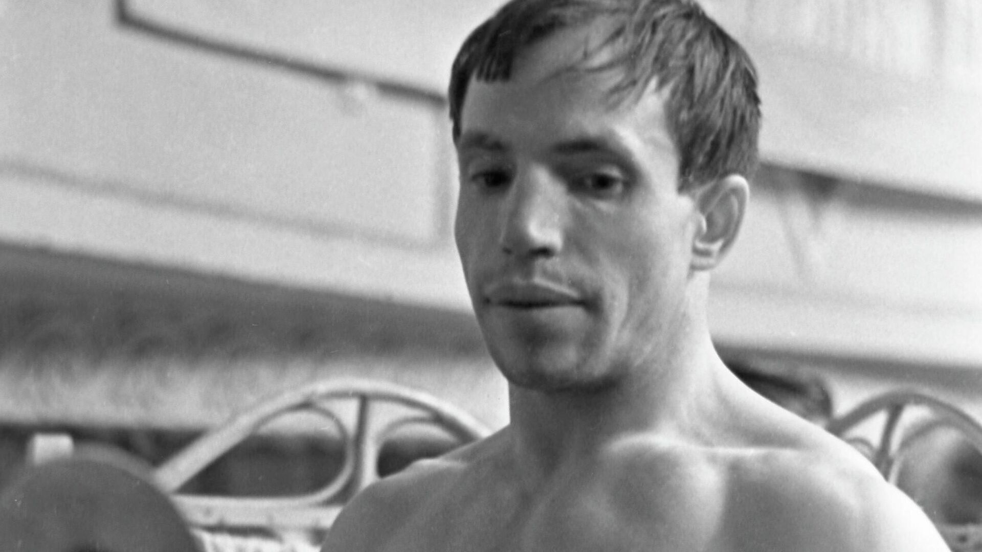 39-й чемпионат СССР по тяжёлой атлетике в Киеве. 15 - 19 июля 1964 года. Тяжелоатлет в легчайшем весе, заслуженный мастер спорта СССР Алексей Вахонин во время контрольного взвешивания, перед выходом на помост. - РИА Новости, 1920, 07.06.2025