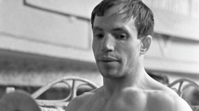 39-й чемпионат СССР по тяжёлой атлетике в Киеве. 15 - 19 июля 1964 года. Тяжелоатлет в легчайшем весе, заслуженный мастер спорта СССР Алексей Вахонин во время контрольного взвешивания, перед выходом на помост.