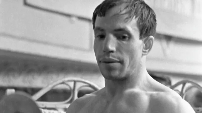 39-й чемпионат СССР по тяжёлой атлетике в Киеве. 15 - 19 июля 1964 года. Тяжелоатлет в легчайшем весе, заслуженный мастер спорта СССР Алексей Вахонин во время контрольного взвешивания, перед выходом на помост.