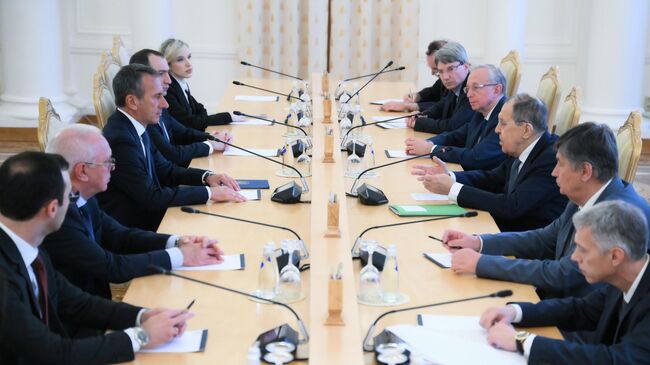 Министр иностранных дел РФ Сергей Лавров и министр иностранных дел Абхазии Олег Барциц во время встречи