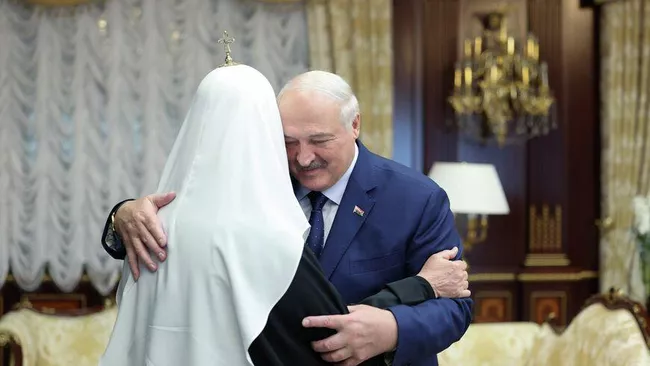 Патриарх Московский и всея Руси Кирилл вручил президенту Белоруссии Александру Лукашенко орден святого благоверного князя Даниила Московского I степени