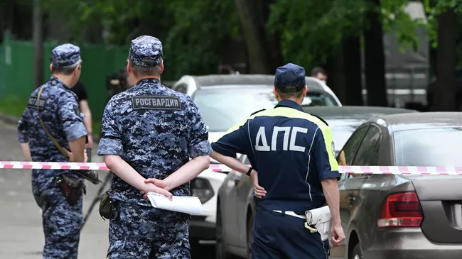 Сотрудники Росгвардии и ДПС на улице Леси Украинки, где был обнаружен подозрительный предмет под одним из припаркованных автомобилей