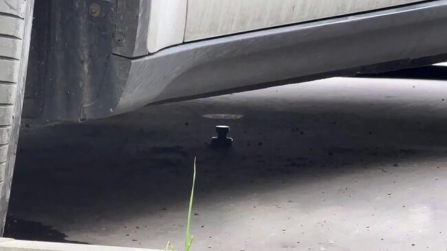 На парковке на западе Москвы нашли еще один подозрительный предмет. Кадр видео