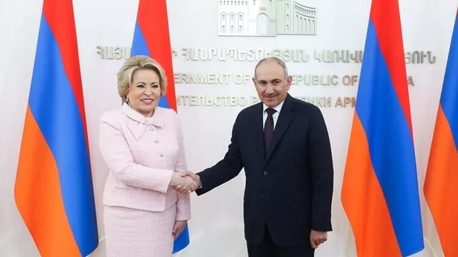 Председатель Совета федерации РФ Валентина Матвиенко и премьер-министр Армении Никол Пашинян во время встречи