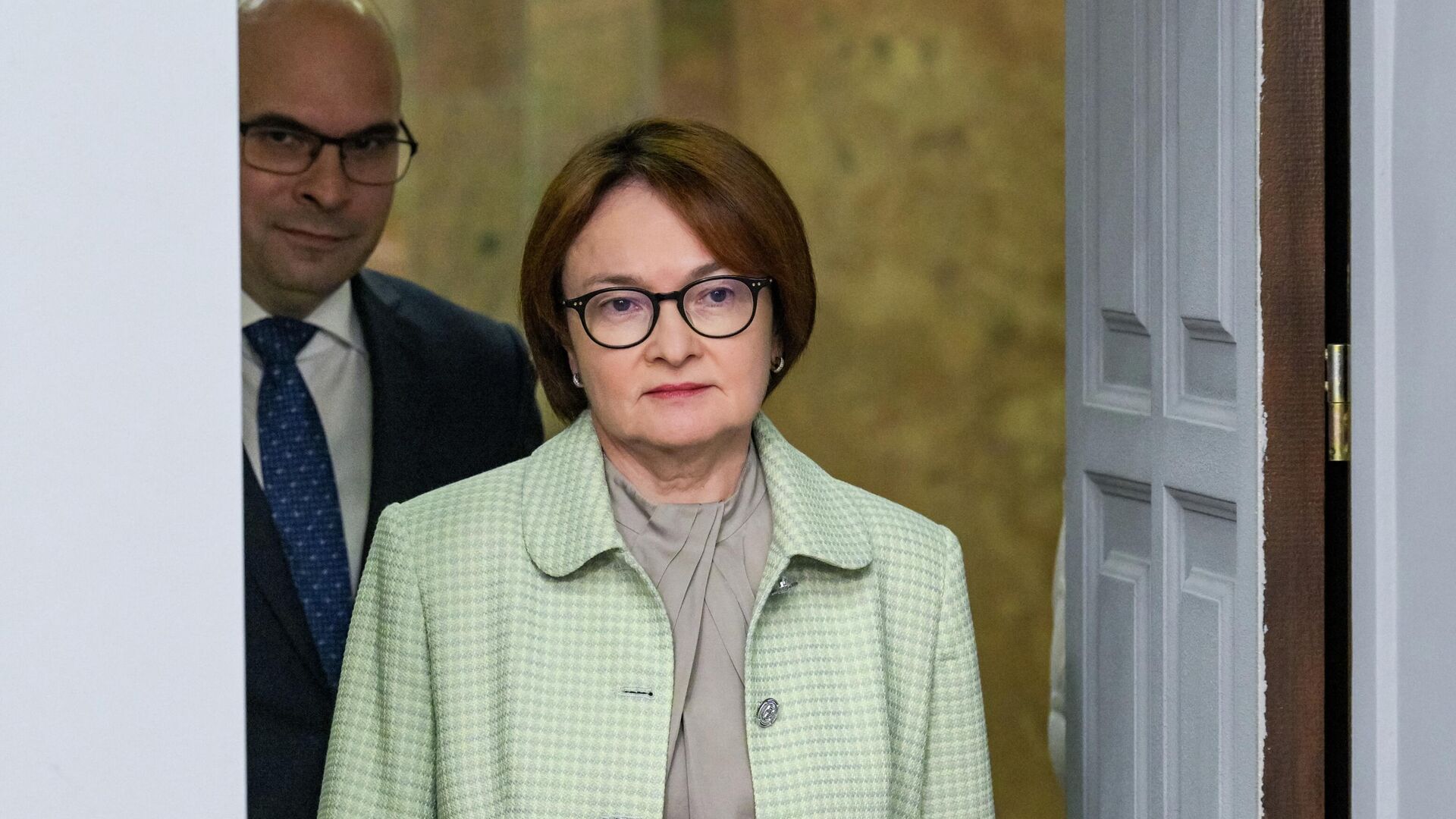 Председатель Банка России Эльвира Набиуллина и заместитель председателя Банка России Алексей Заботкин перед началом пресс-конфереции по итогам заседания Совета директоров Банка России - РИА Новости, 1920, 06.06.2025