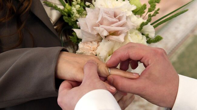 Молодожены во время регистрации брака