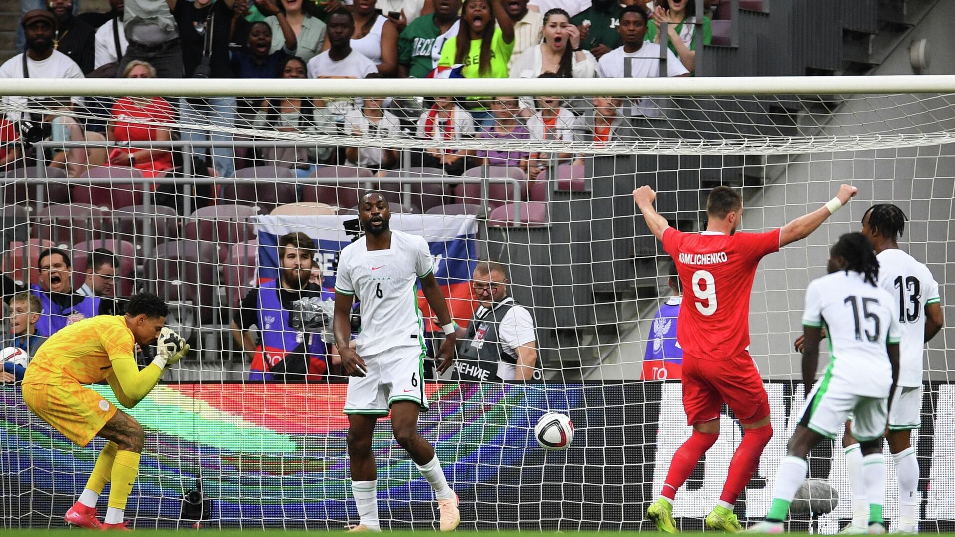 Футболисты сборных России и Нигерии - РИА Новости, 1920, 06.06.2025