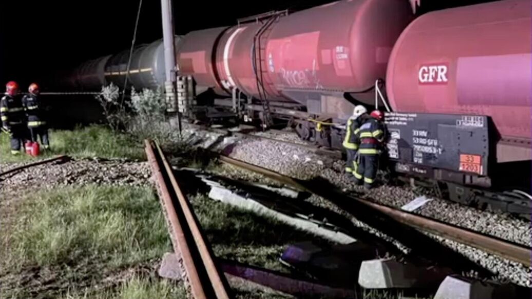 © Фото :  ISU - Teleorman<br>На месте схода с рельсов грузового поезда с 35 цистернами бензина на магистрали Бухарест-Крайов в Румынии