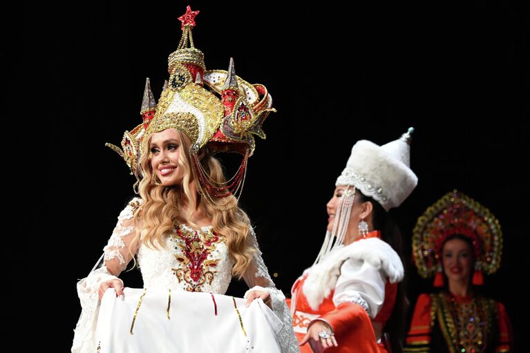 Александра Колегова участвует в финале 10-го Всероссийского конкурса красоты и материнства Миссис Россия Мира на сцене концертного зала Планета КВН в Москве Александра Колегова участвует в финале 10-го Всероссийского конкурса красоты и материнства Миссис Россия Мира на сцене концертного зала Планета КВН в Москве