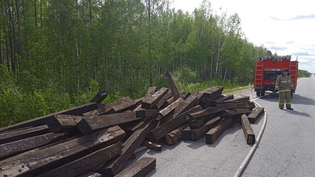 Пожарные потушили железнодорожные шпалы, которые загорелись в самосвале Shacman
