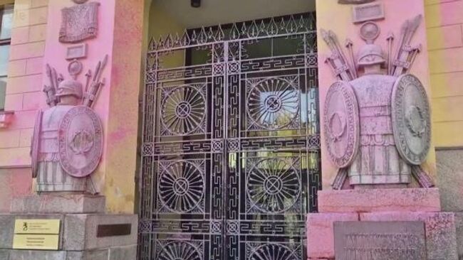 Пропалестинские активисты облили розовой краской фасад здания министерства обороны Финляндии в Хельсинки