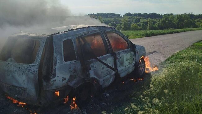 Последствия удара беспилотника ВСУ по легковому автомобилю в Белгородской области