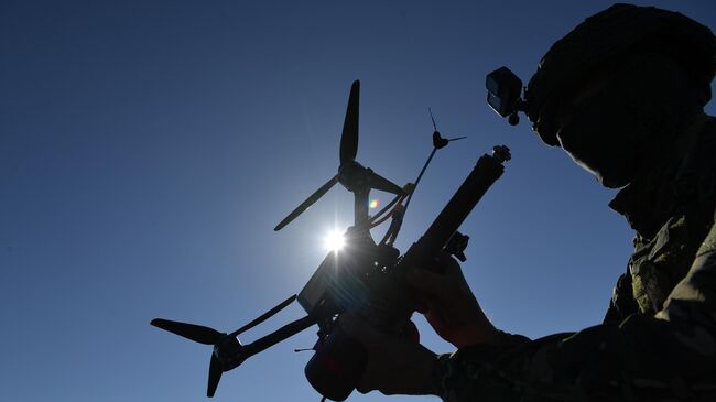 Российский военнослужащий c FPV-дроном