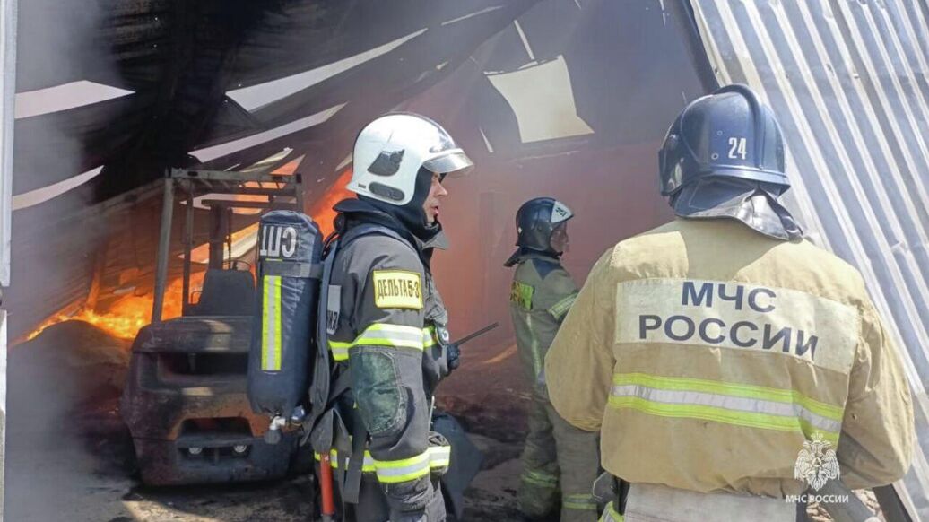 В Ростовской области загорелся склад с полимерной продукцией