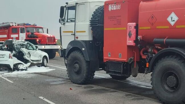 На месте столкновения легкового автомобиля с бензовозом в Лиманском районе Астраханской области