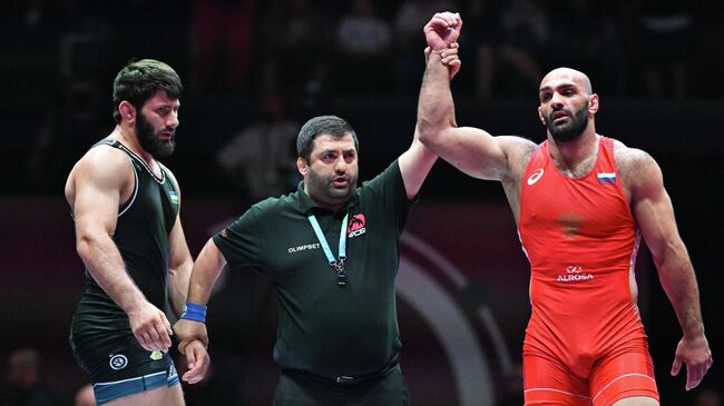 Артур Саргсян и Адлан Амриев после поединка за 1-е место на чемпионате России по греко-римской борьбе в Омске