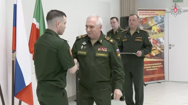 Госнаграды участникам спецоперации и врачам вручили в госпитале МО в Казани