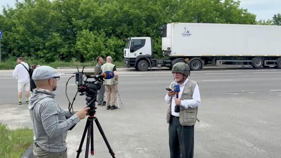 Иностранные журналисты осмотрели рефрижераторы с телами военных ВСУ под Брянском - РИА Новости, 1920, 08.06.2025