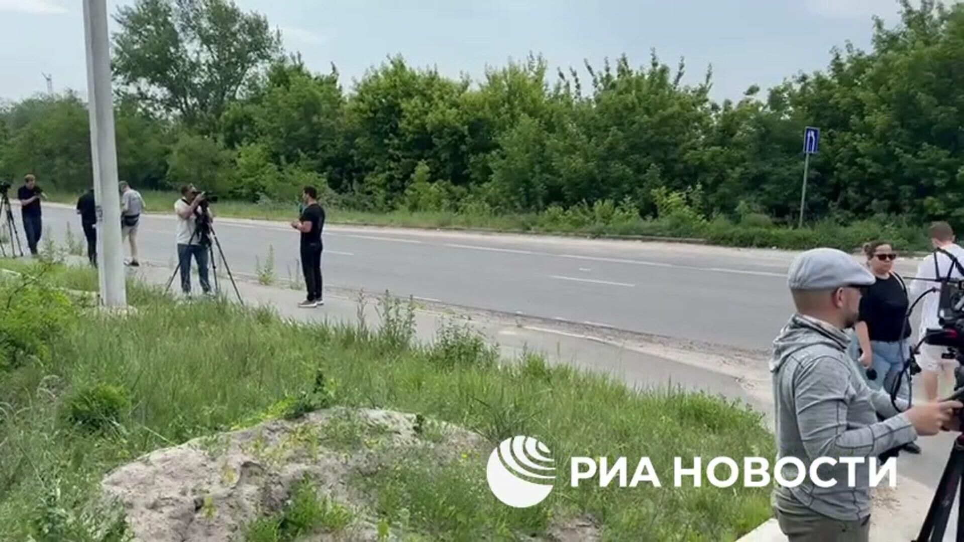 Осмотр рефрижераторов с телами солдат ВСУ иностранными журналистами в Брянской области - РИА Новости, 1920, 08.06.2025