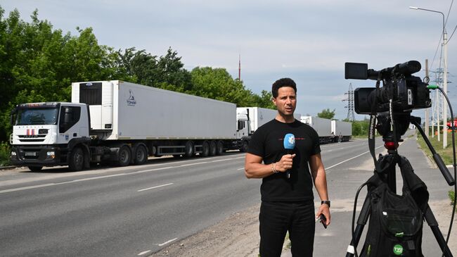 Журналист телеканала Аль-Арабия ведет репортаж возле рефрижераторов с 1212 телами погибших украинских военнослужащих в Брянской области