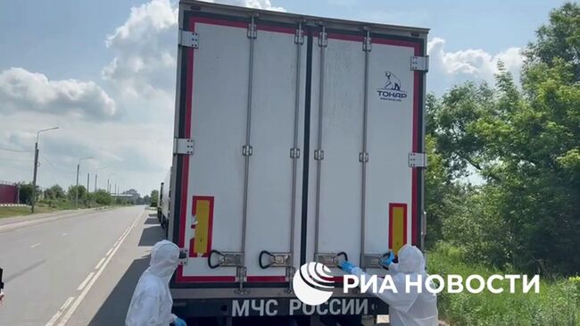 Рефрижератор с телами погибших солдат ВСУ открывают для иностранных журналистов