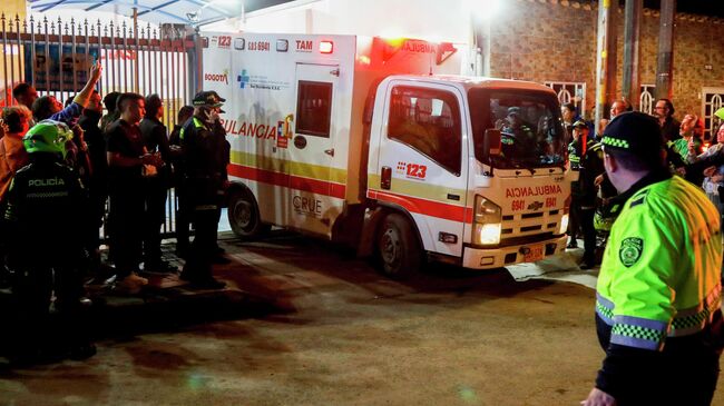 Автомобиль скорой помощи, в котором находится колумбийский сенатор Мигель Урибе 