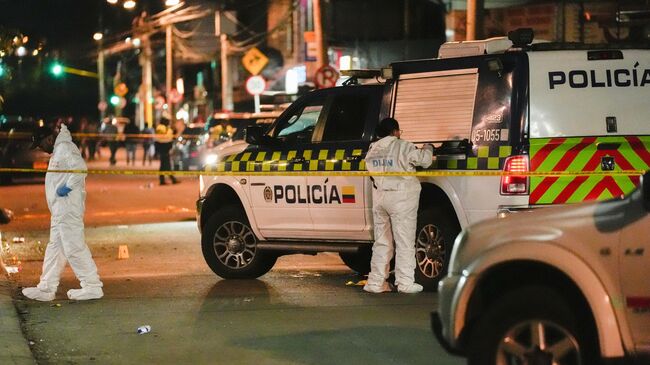 Судебно-медицинские эксперты осматривают место, где произошло нападение на сенатора Мигеля Урибе
