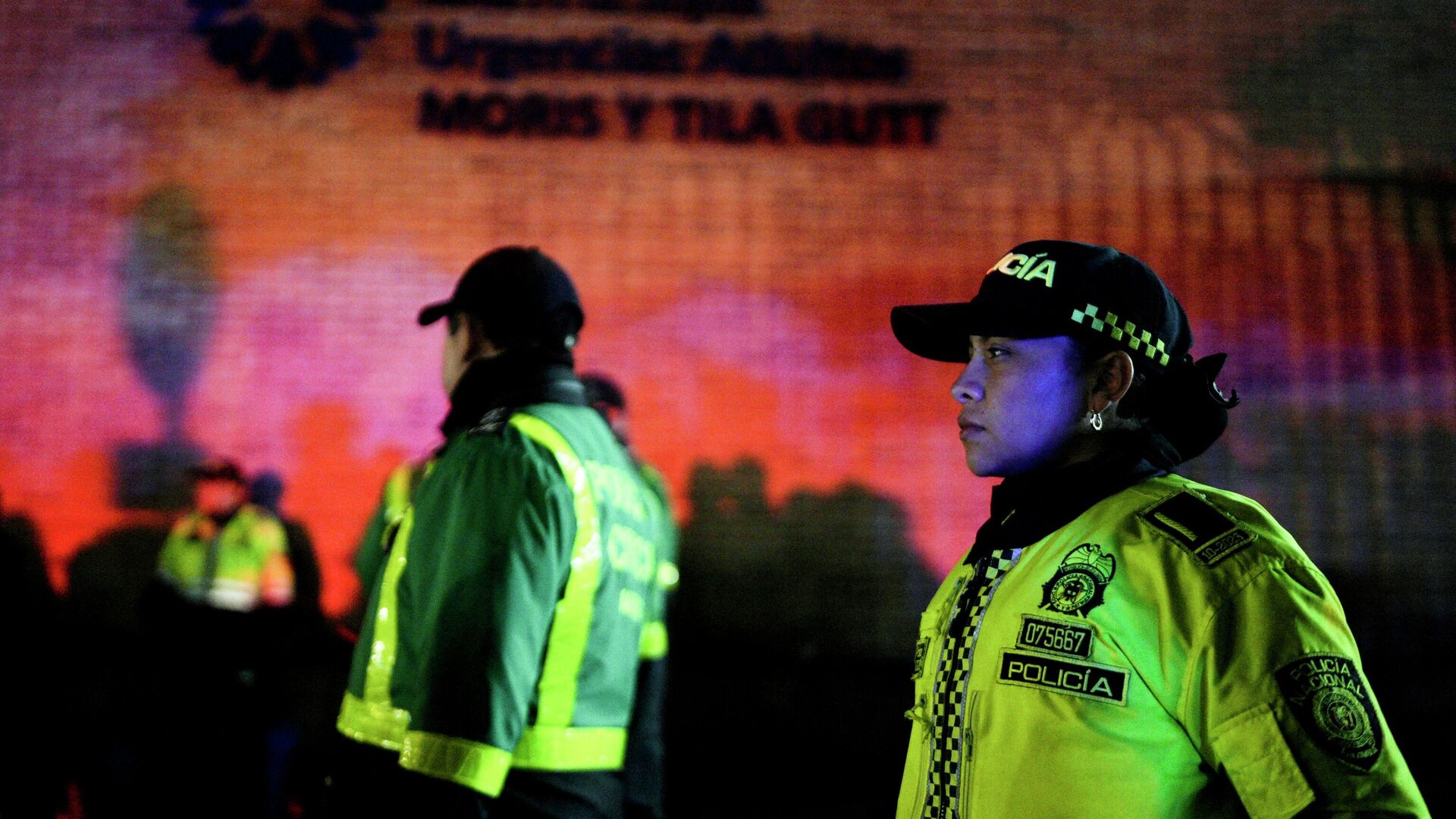 Полиция перед зданием больницы, куда доставили сенатора Мигеля Урибе после нападения - РИА Новости, 1920, 11.06.2025