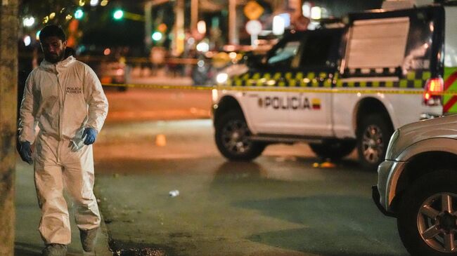 Судебно-медицинский эксперт на месте нападения на сенатора Мигеля Урибе