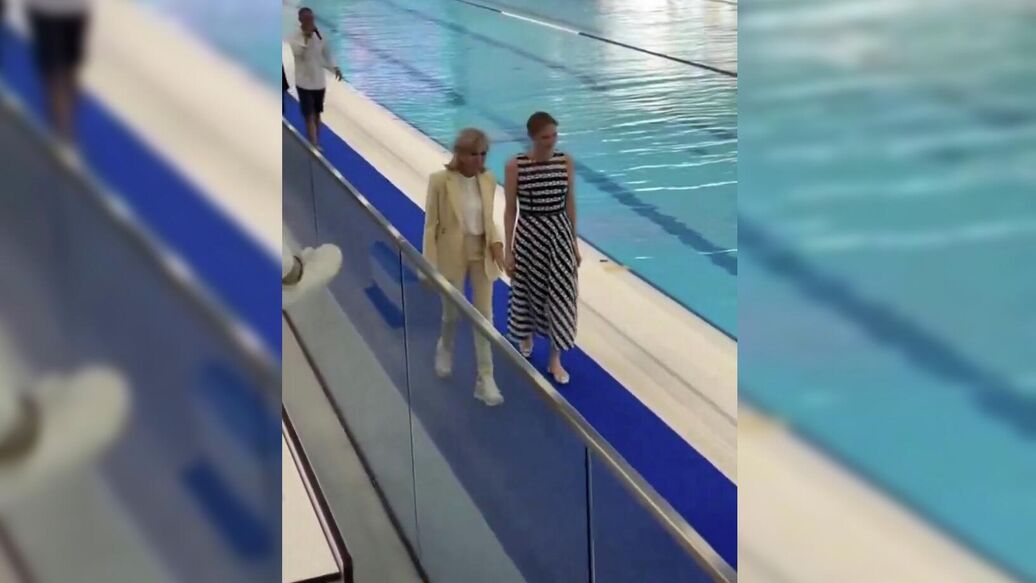 Во Франции высмеяли наряд жены Макрона