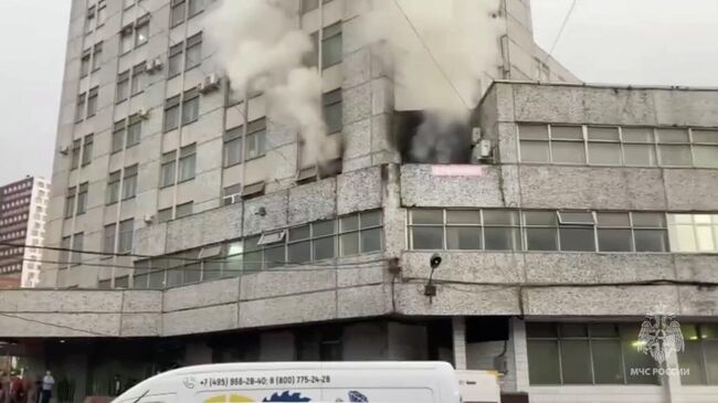 Ликвидация пожара административно-складском комплексе на улице Пермская в Москве