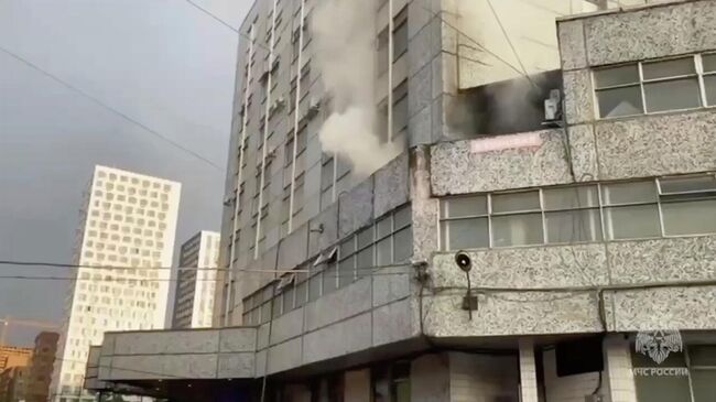 Ликвидация пожара административно-складском комплексе на улице Пермская в Москве