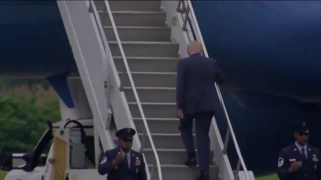 Трамп споткнулся на самолетном трапе