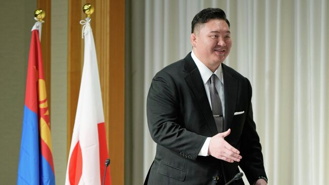 Хакухо Сё  во время пресс-конференции в Токио