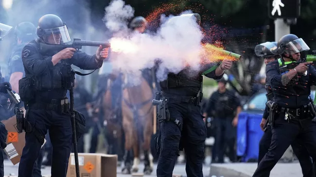 Полицейские во время протестов в Лос-Анджелесе Полицейские во время протестов в Лос-Анджелесе