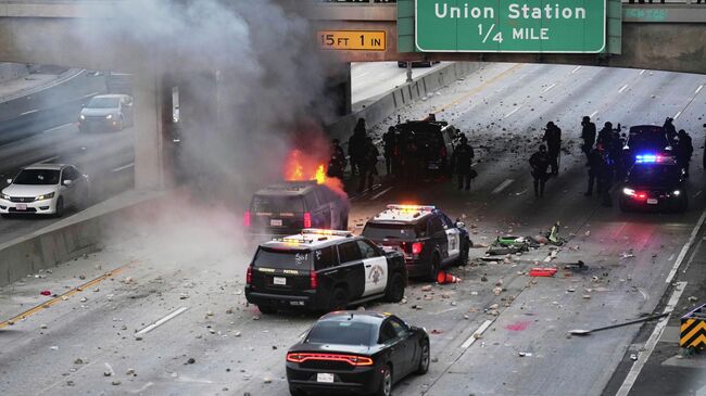 Поврежденные автомобили дорожной службы Калифорнии 
