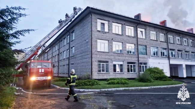 Сотрудники МЧС ликвидируют пожар в гимназии в Горно-Алтайске